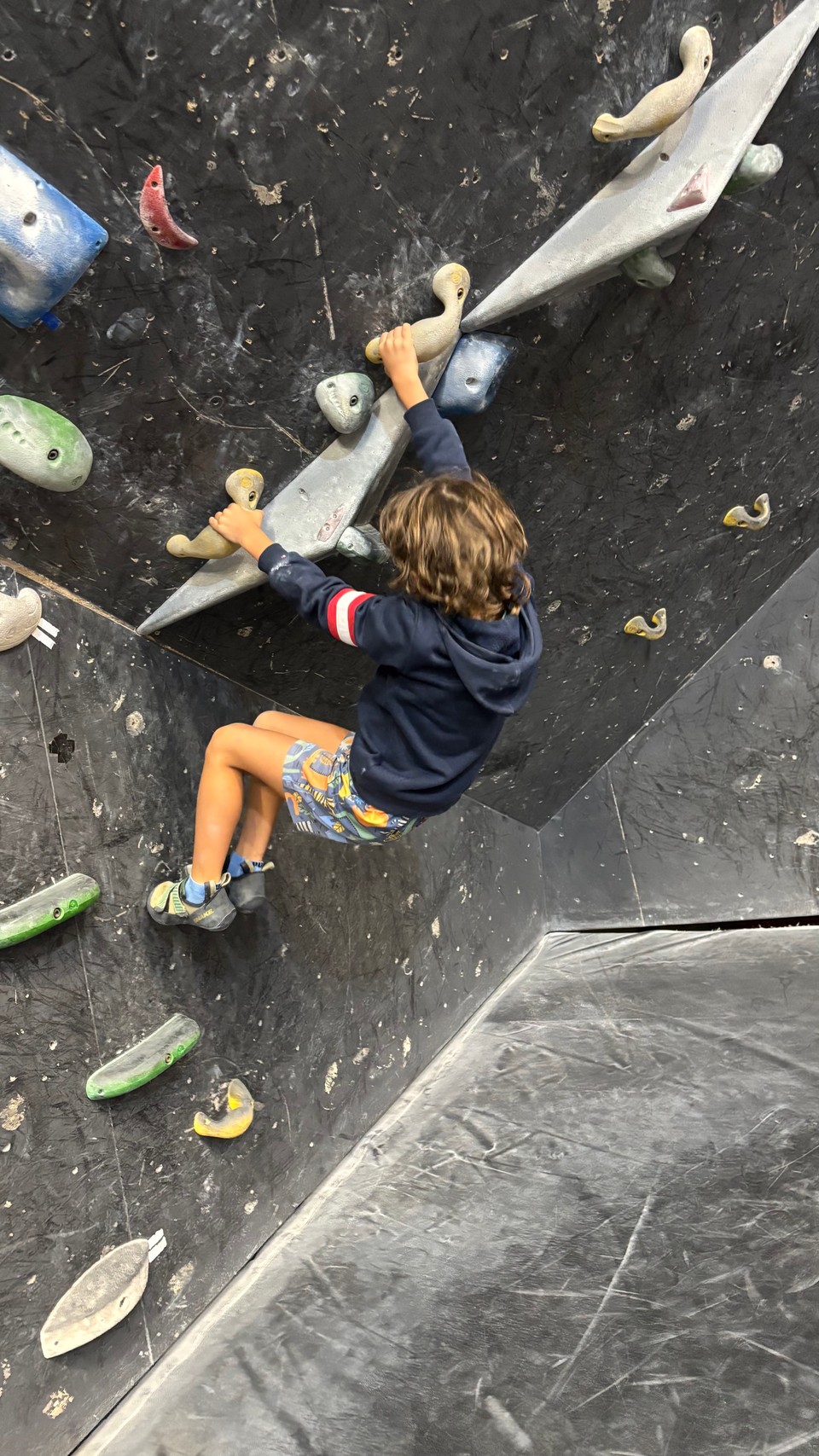 Gu climbing an entry level boulder