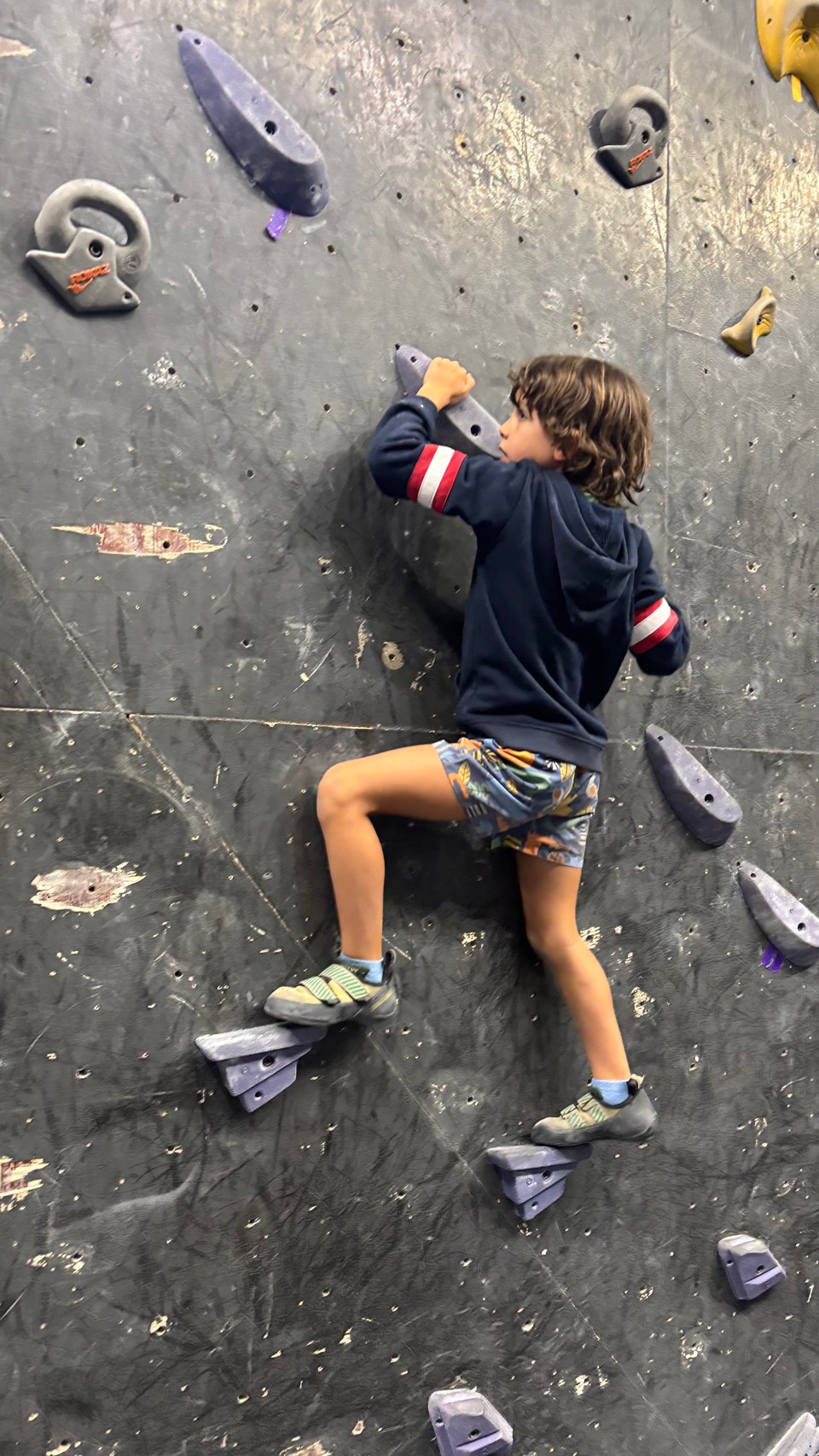 Gu climbing an entry level boulder